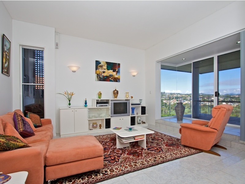 15 Castlecrag Avenue, Banora Point NSW 2486