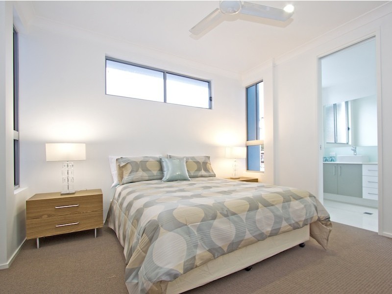 10 Tallebudgera Drive, Palm Beach QLD 4221