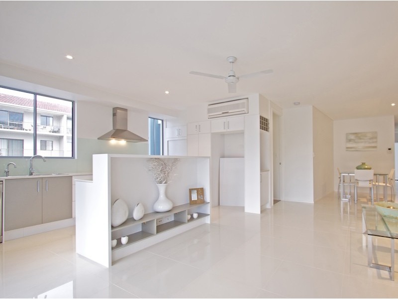 10 Tallebudgera Drive, Palm Beach QLD 4221