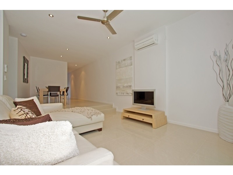 Unit 2 9 South Street, Kirra QLD 4225