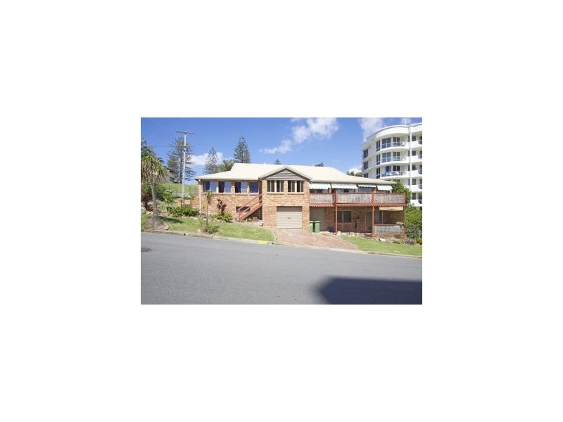 17 Petrie Street, Rainbow Bay QLD 4225