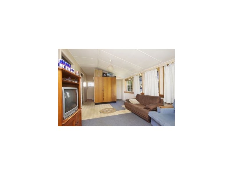 17 Petrie Street, Rainbow Bay QLD 4225