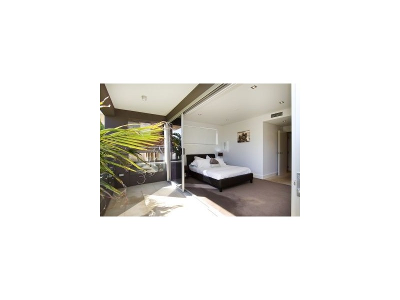 1/18 Hill Street, Rainbow Bay QLD 4225