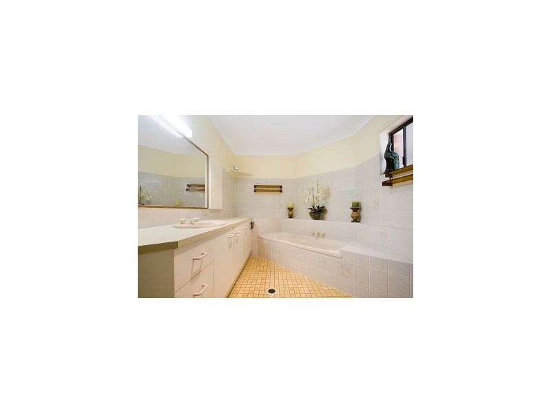 8 The Parapet, Banora Point NSW 2486