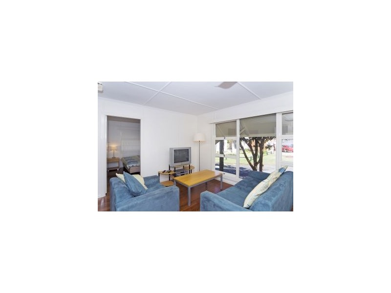 50 Eden Avenue (Yarralea Flats), Rainbow Bay QLD 4225