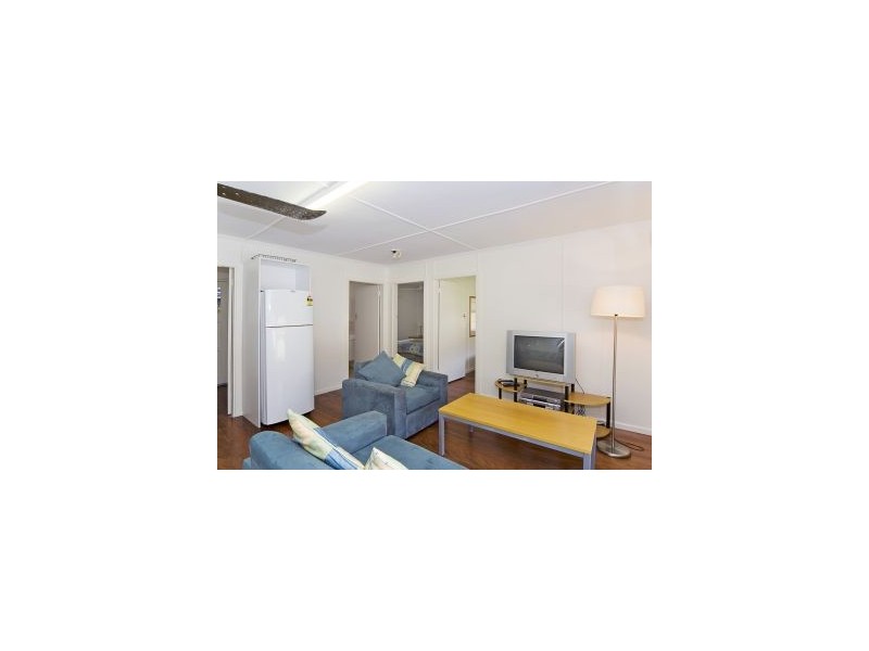 50 Eden Avenue (Yarralea Flats), Rainbow Bay QLD 4225
