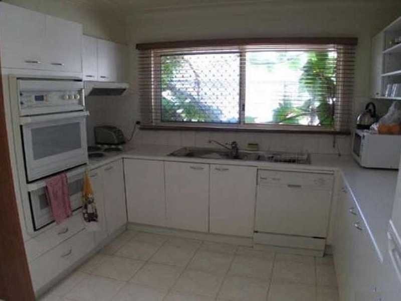 32 Naranga Avenue, Broadbeach Waters QLD 4218