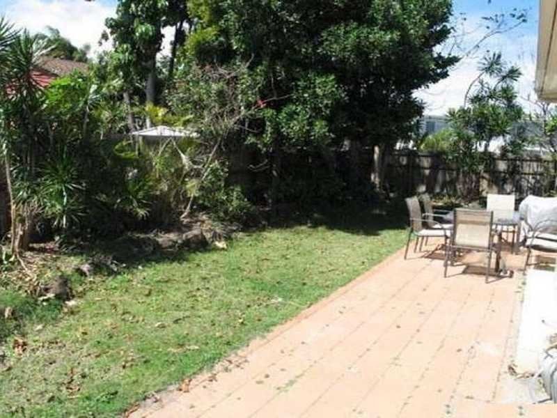 32 Naranga Avenue, Broadbeach Waters QLD 4218