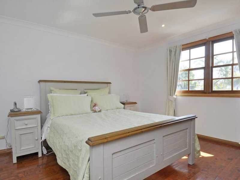 40 Fairsky Avenue, Mermaid Waters QLD 4218