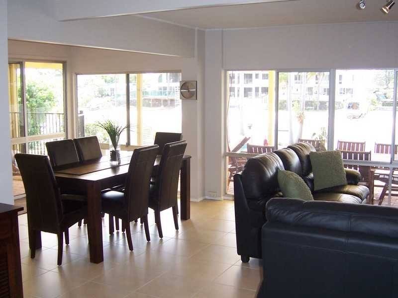 18 Rosemont Avenue, Broadbeach Waters QLD 4218