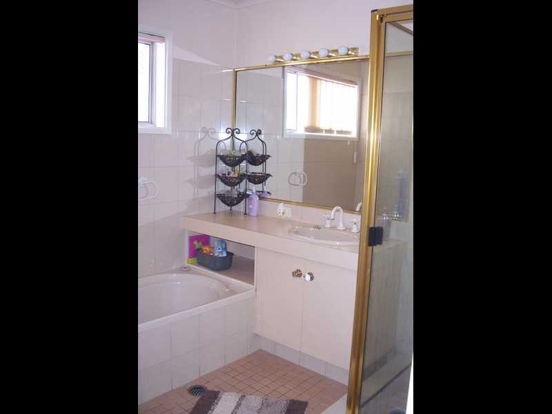 18 Rosemont Avenue, Broadbeach Waters QLD 4218