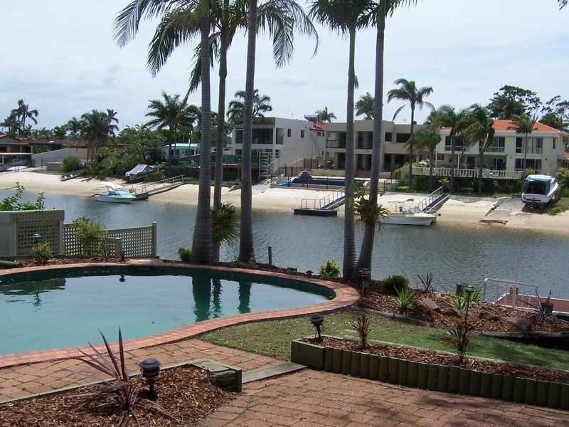 18 Rosemont Avenue, Broadbeach Waters QLD 4218