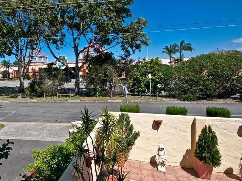 Unit 5/23 Hooker Boulevard, Broadbeach Waters QLD 4218