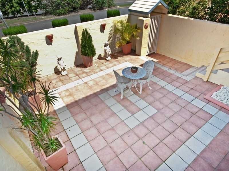 Unit 5/23 Hooker Boulevard, Broadbeach Waters QLD 4218