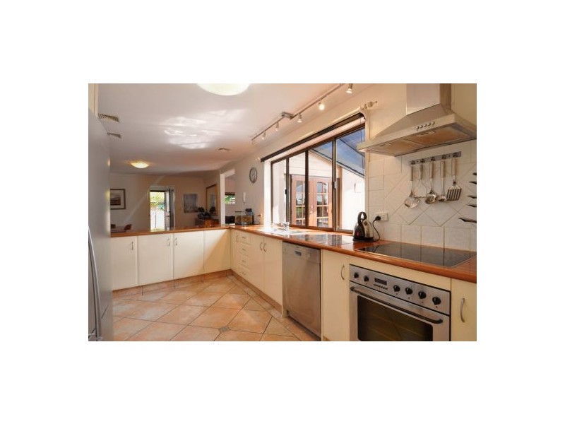 352 Bayview Street, Hollywell QLD 4216