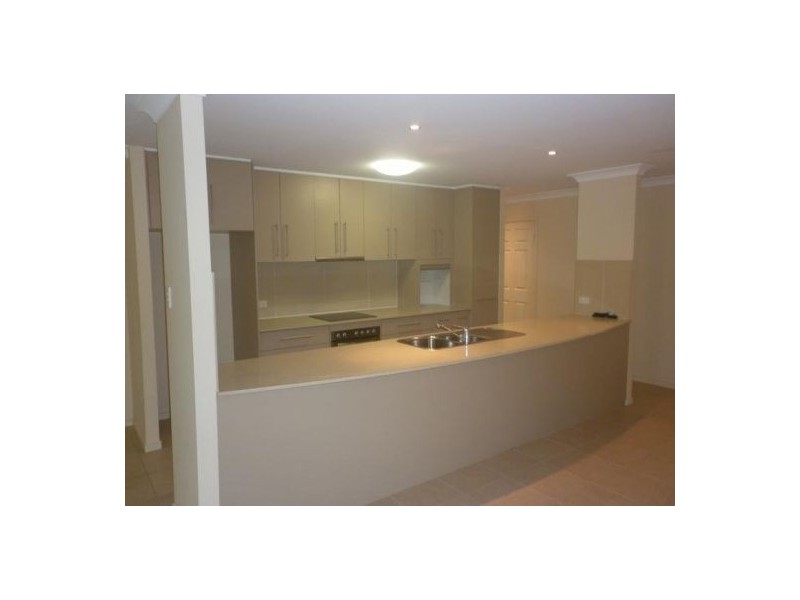 2/4 Silvermaple Street, Robina QLD 4226