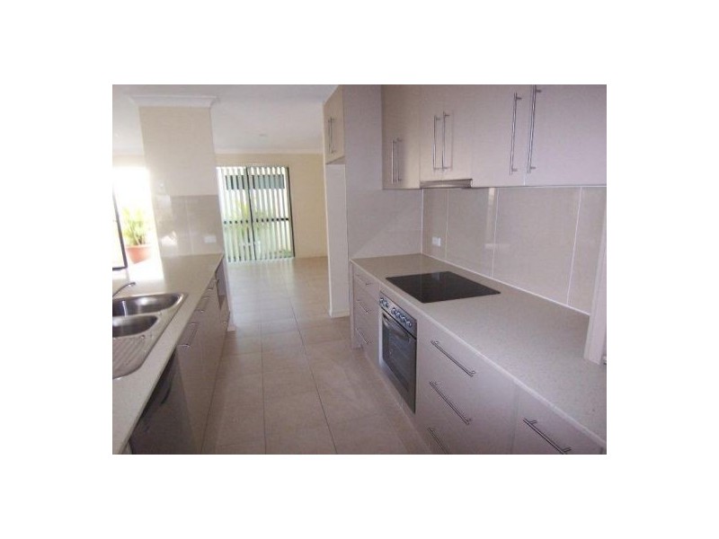 2/4 Silvermaple Street, Robina QLD 4226