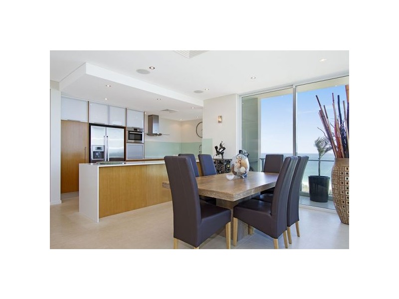 2/2 Hill Street, Rainbow Bay QLD 4225