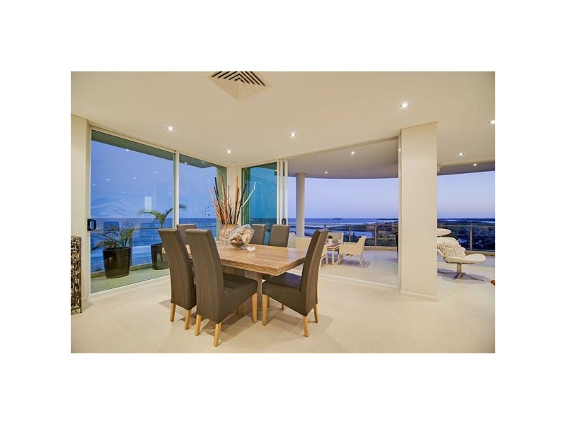 2/2 Hill Street, Rainbow Bay QLD 4225