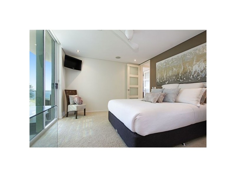 2/2 Hill Street, Rainbow Bay QLD 4225