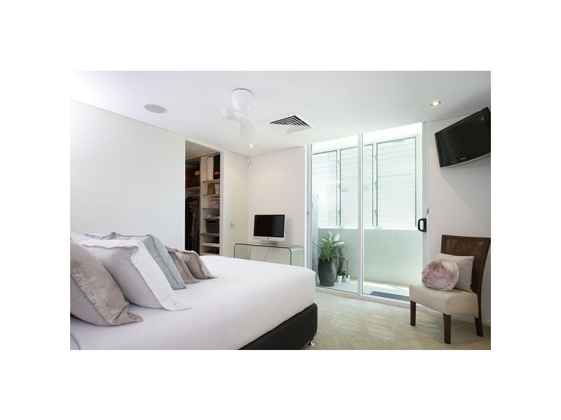 2/2 Hill Street, Rainbow Bay QLD 4225