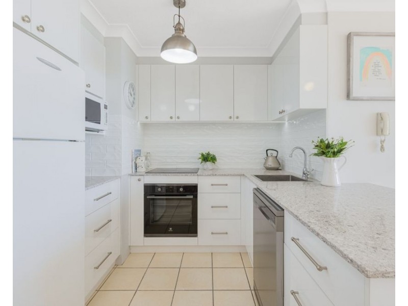 8/5 Ward Street, Rainbow Bay QLD 4225