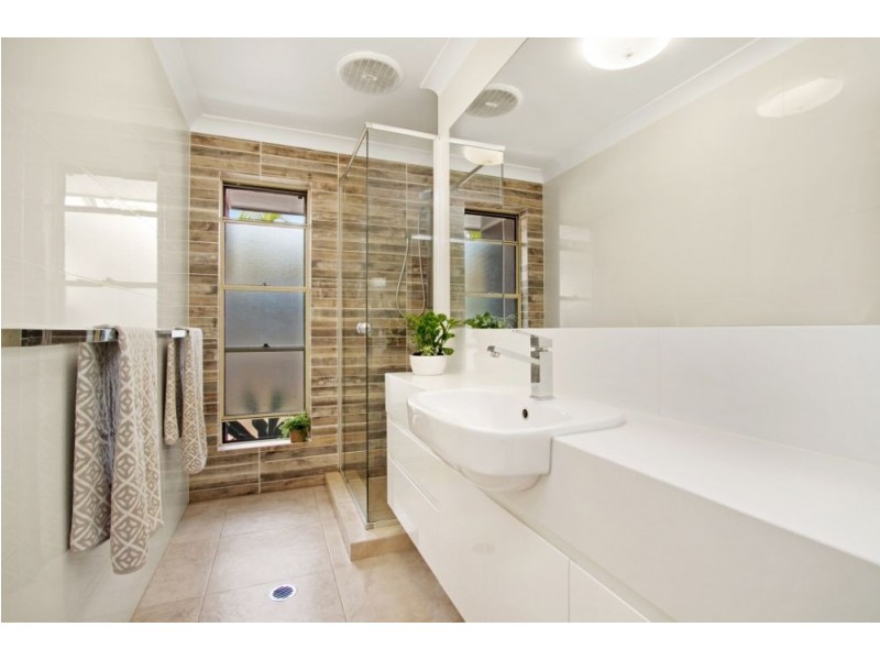 108 Dunlin Drive, Burleigh Waters QLD 4220