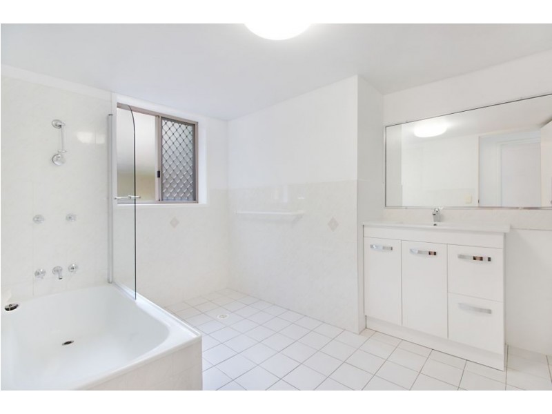 1/131 Golden Four Drive, Bilinga QLD 4225