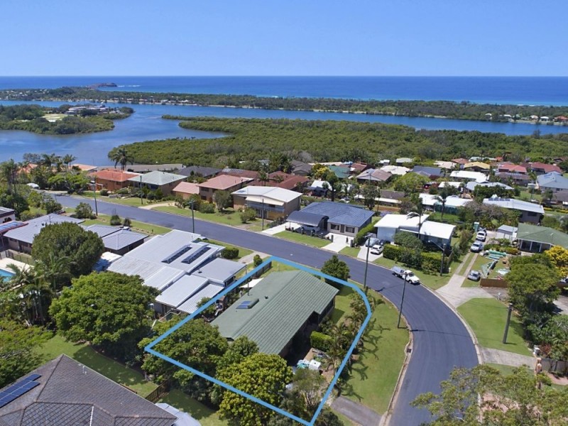 25 Walter Crescent, Banora Point NSW 2486