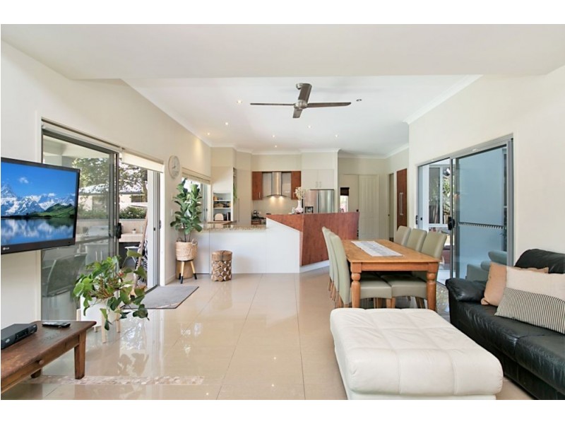 4 Bolton Street, Kirra QLD 4225