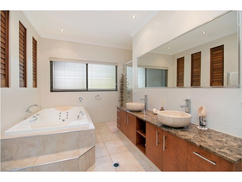 4 Bolton Street, Kirra QLD 4225