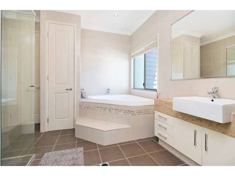 4 Bolton Street, Kirra QLD 4225