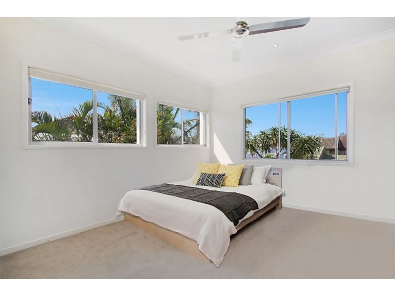 4 Bolton Street, Kirra QLD 4225