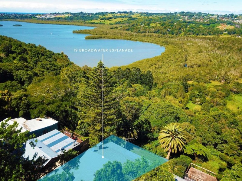 19 Broadwater Esplanade, Bilambil Heights NSW 2486