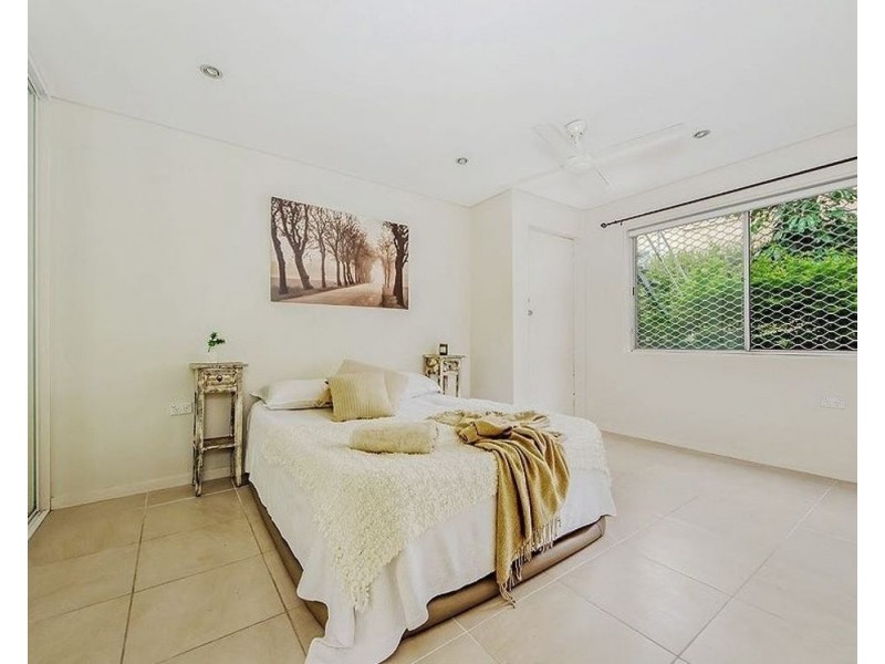 2/23 Tweed Street, Coolangatta QLD 4225