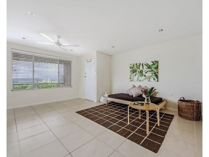 2/23 Tweed Street, Coolangatta QLD 4225