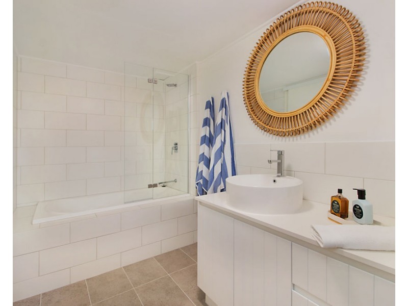 5/6 Ward Street “Maybury Apartments”, Rainbow Bay QLD 4225