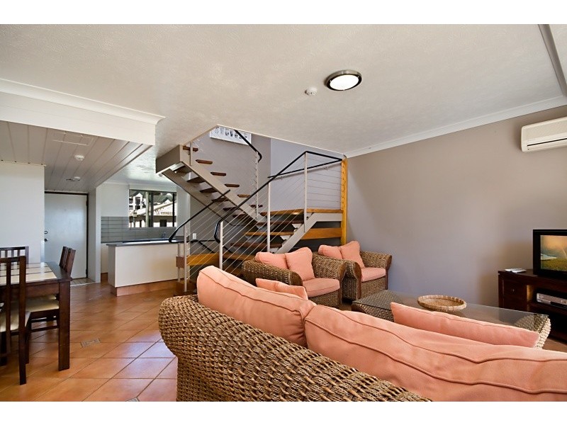 190 190 Marine parade, Rainbow Bay QLD 4225