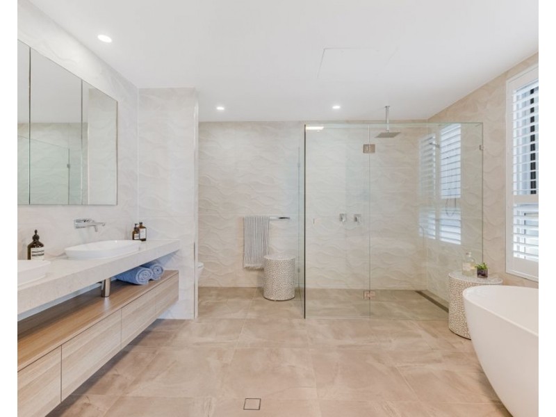 2/810 Pacific Parade, Currumbin QLD 4223