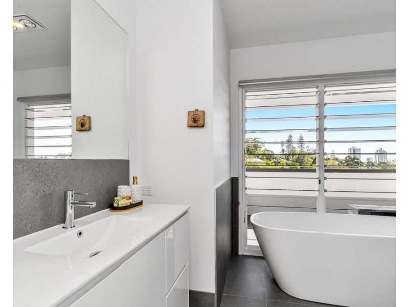 15 Tooloon Street, Coolangatta QLD 4225