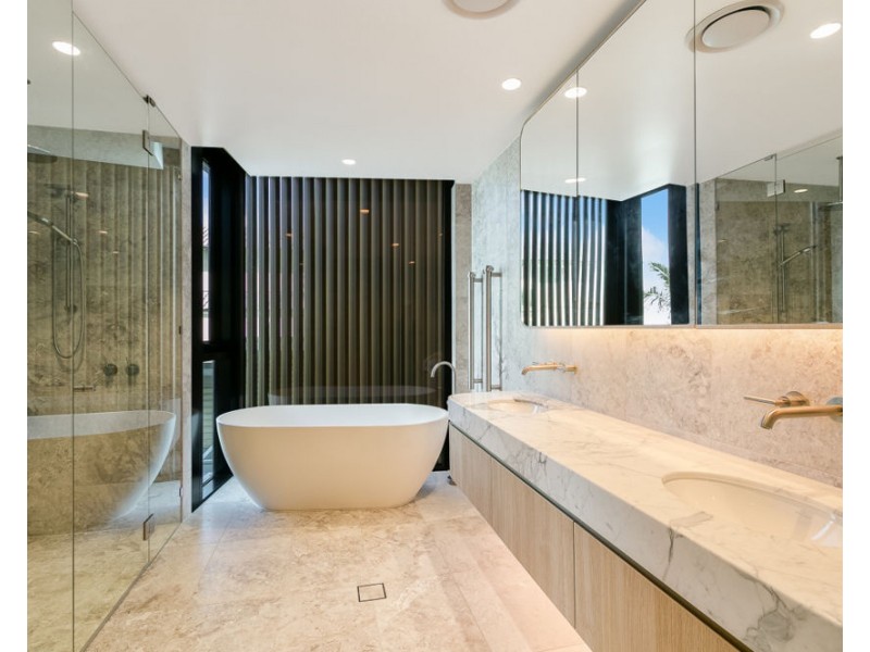 2/107 Jefferson Lane  ” Ophira”, Palm Beach QLD 4221