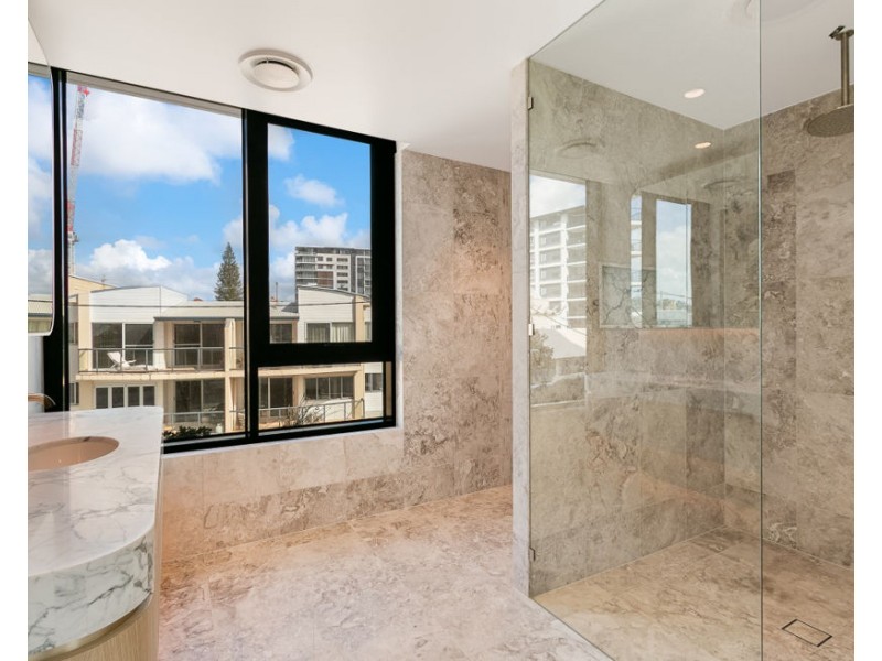 2/107 Jefferson Lane  ” Ophira”, Palm Beach QLD 4221