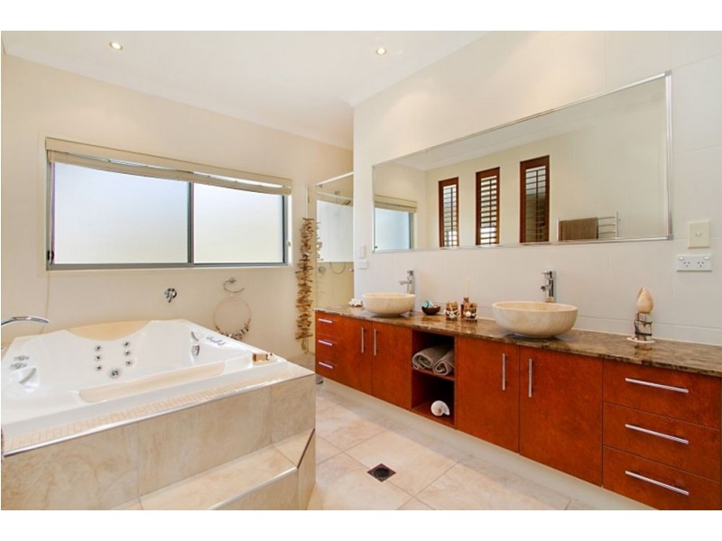 4 Bolton Street, Coolangatta QLD 4225