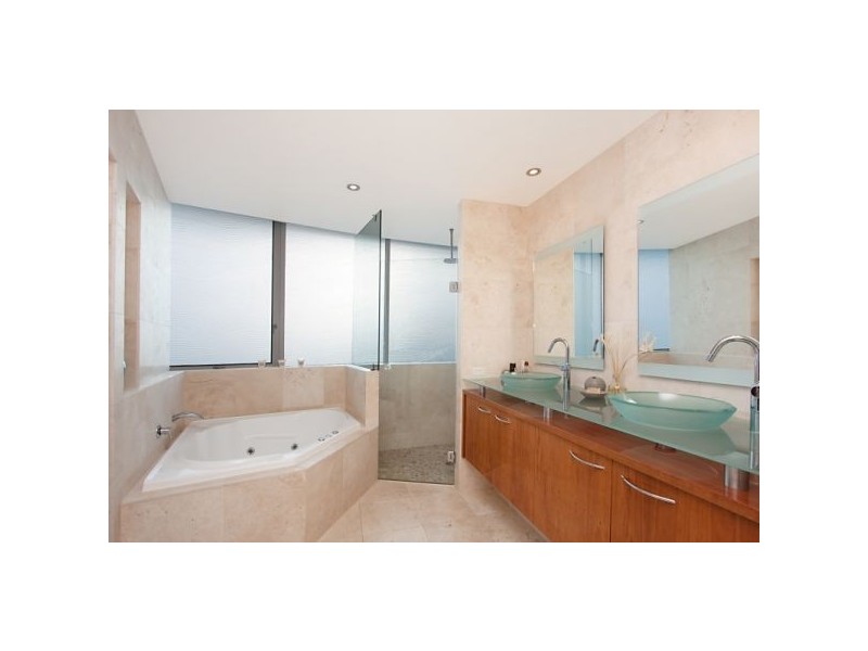 2/13 Eden Street, Rainbow Bay QLD 4225