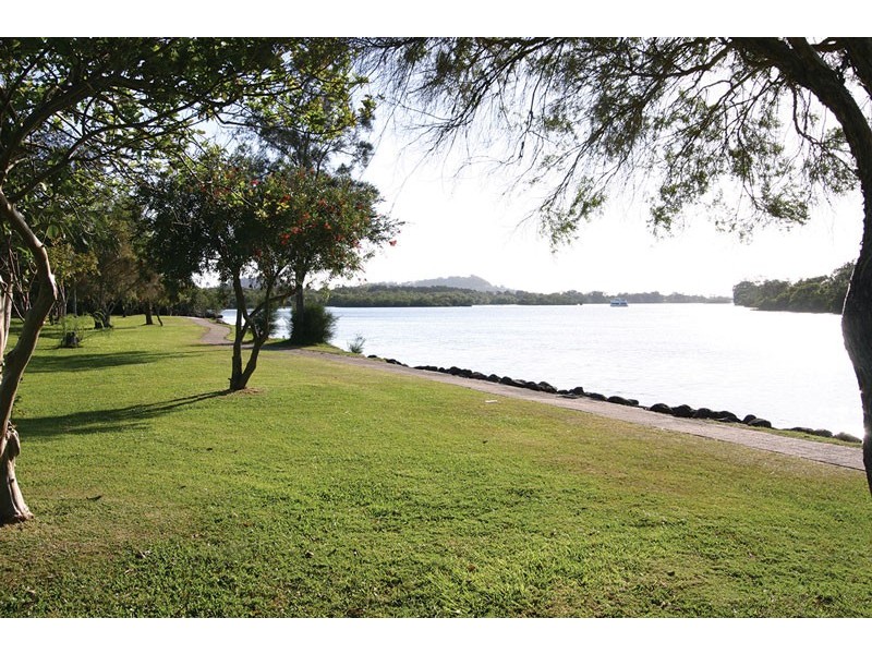 4 Sunset  Blv, Tweed Heads West NSW 2485