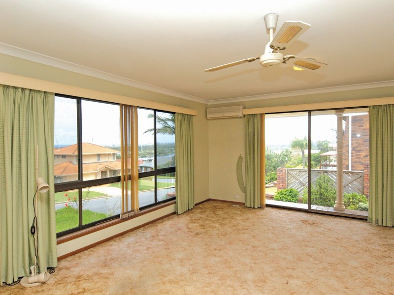 1/2 Mibbin Pde, Banora Point NSW 2486