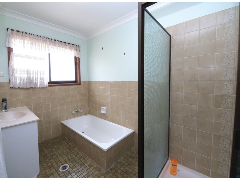 1/2 Mibbin Pde, Banora Point NSW 2486