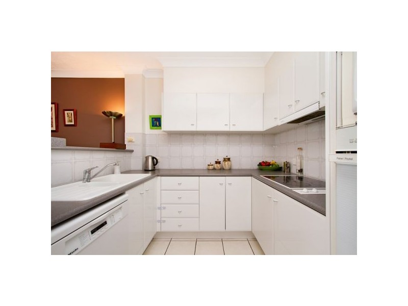 2/6 Petrie Street, Rainbow Bay QLD 4225