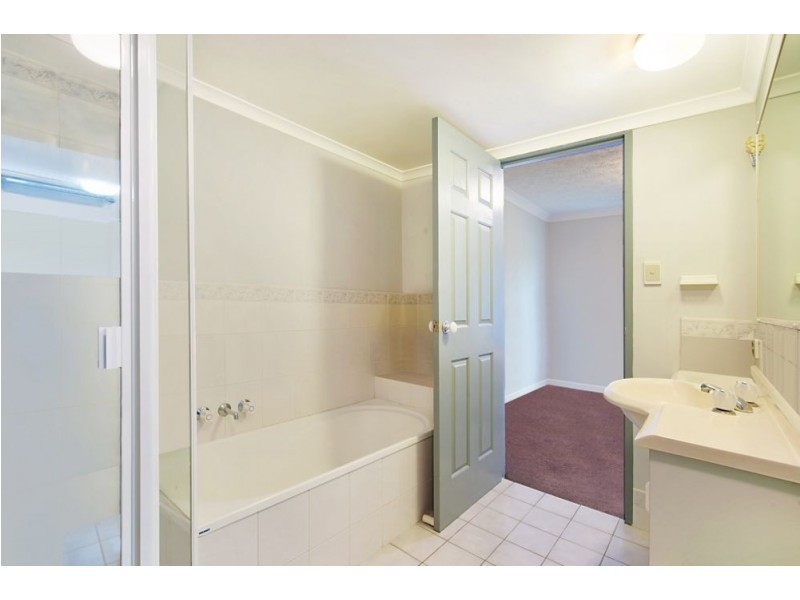 13/9 Ocean st, Coolangatta QLD 4225