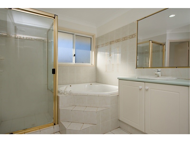 2 Links Rd, Banora Point NSW 2486